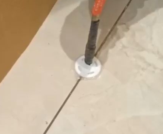 农安瓷砖空鼓维修公司专业解答瓷砖在铺贴过程中，如果没有涂抹均匀到位的粘结材料（如水泥砂浆或瓷砖胶），可能会导致以下问题